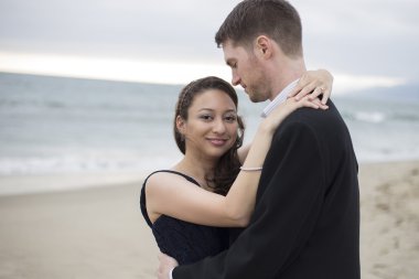 erkek ve kadın romantik sahilde. 