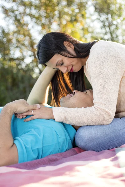 Paar bei Picknick-Date — Stockfoto