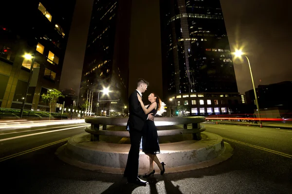 Pareja citas en una concurrida calle del centro — Foto de Stock