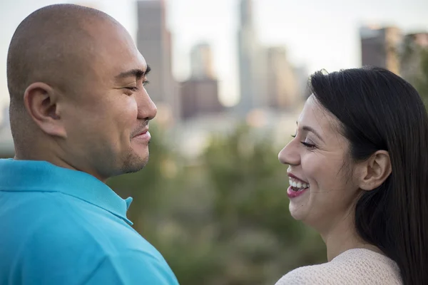 Casal latino em um encontro em um parque — Fotografia de Stock