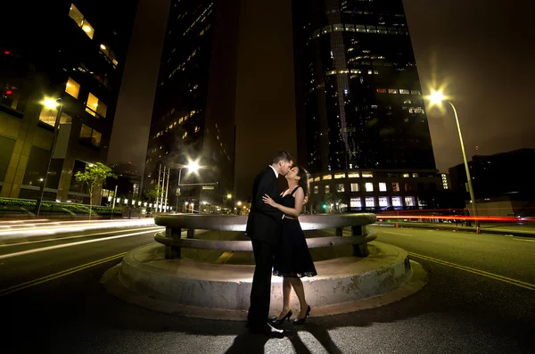 Namoro casal em uma movimentada rua do centro — Fotografia de Stock