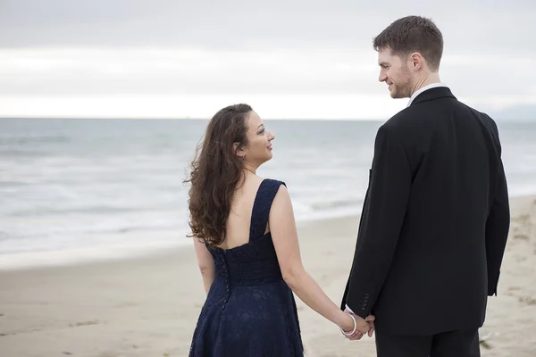 Man and woman  on romantic beach. — Stock Photo, Image