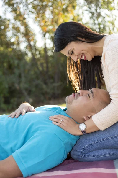 Couple on picnic date — Stock Photo, Image