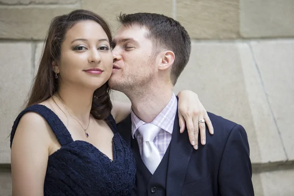 Romantico fidanzati baci — Foto Stock