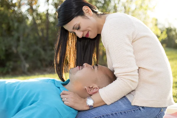 Koppel op een romantische date in een park — Stockfoto