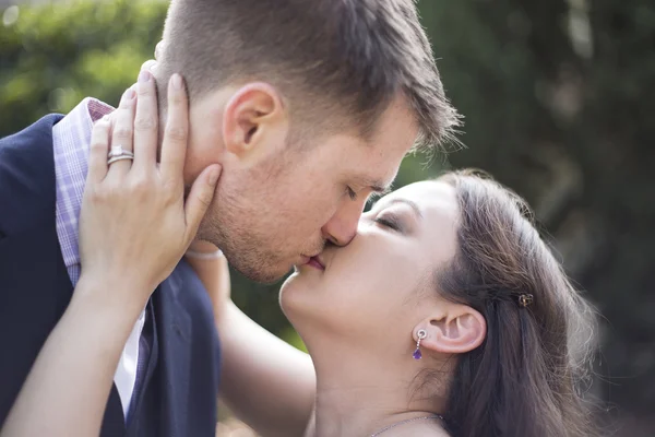 Романтические помолвленные поцелуи — стоковое фото