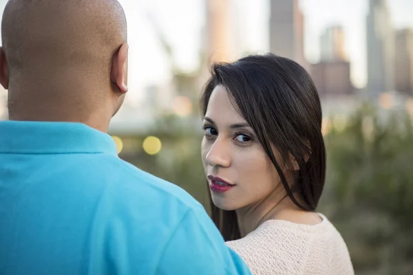 Casal latino em um encontro em um parque — Fotografia de Stock