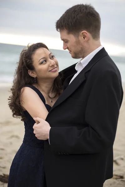 Мужчина и женщина на романтическом пляже . — стоковое фото