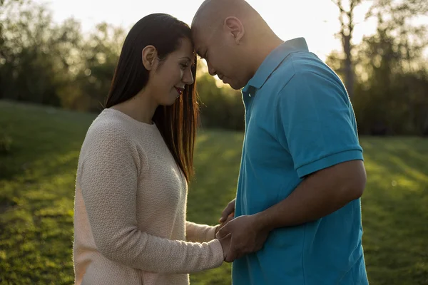 Casal em uma data romântica em um parque — Fotografia de Stock