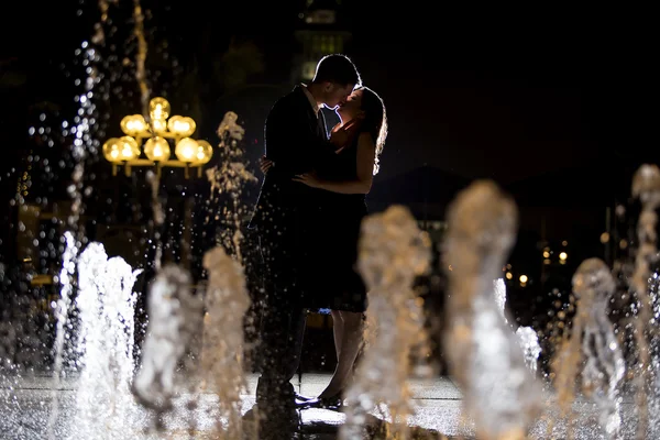 Coppia in un appuntamento romantico di notte — Foto Stock