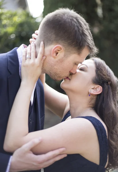 Romantico fidanzati baci — Foto Stock