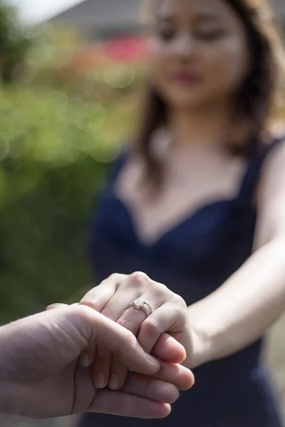 Hombre y mujer mostrando anillo — Foto de Stock