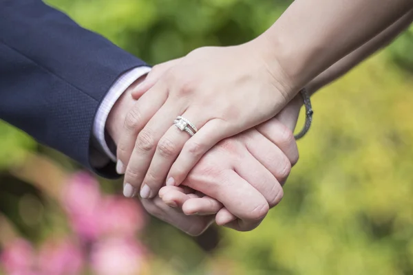 Man and woman  showing off  ring — Stock Photo, Image