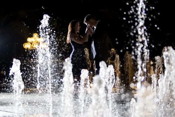 Couple à un rendez-vous romantique la nuit — Photo