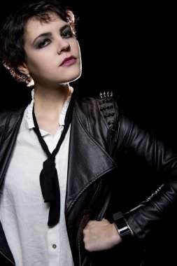 Model giyen teknoloji akıllı izle