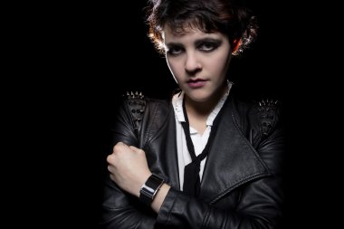 Model giyen teknoloji akıllı izle