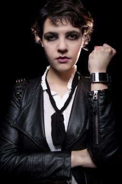 Model giyen teknoloji akıllı izle