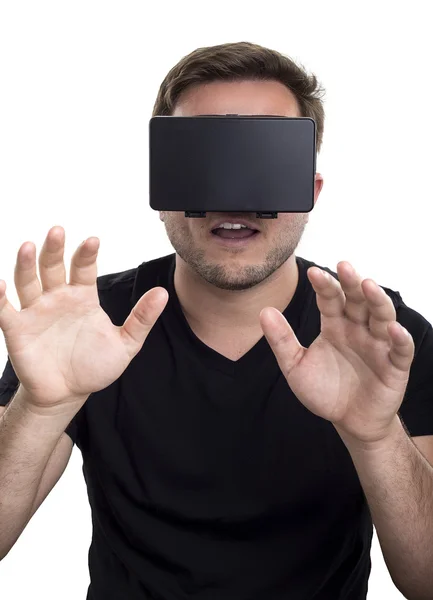 Homem usando um fone de ouvido de realidade virtual — Fotografia de Stock