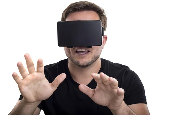 Homem usando um fone de ouvido de realidade virtual — Fotografia de Stock