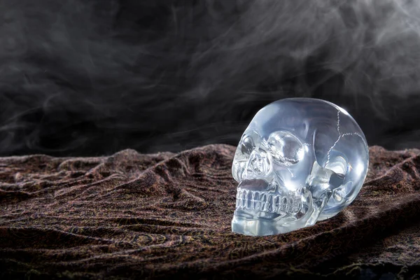 Kristal Kafatası dumanlı arka plan üzerinde — Stok fotoğraf