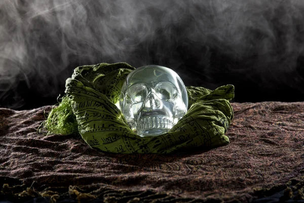 Cráneo de cristal sobre fondo ahumado — Foto de Stock