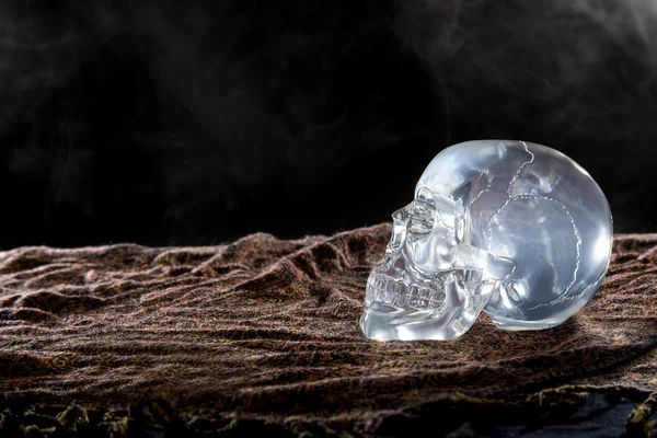 Cráneo de cristal sobre fondo ahumado — Foto de Stock