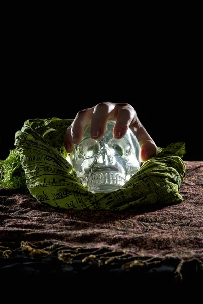 Mano agarrando cráneo de cristal — Foto de Stock