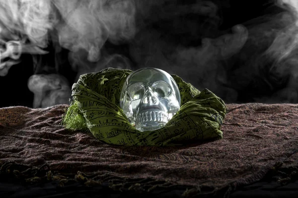 Crânio de cristal no fundo fumegante — Fotografia de Stock