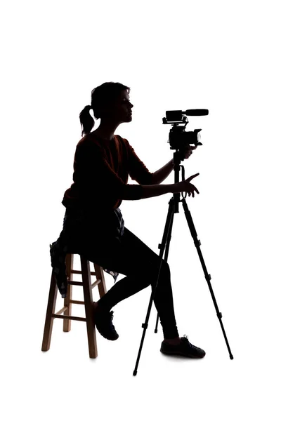 独立电影女制片人 网上内容创作者或配角导演的肖像 带着摄像机和麦克风 背景为白色 — 图库照片