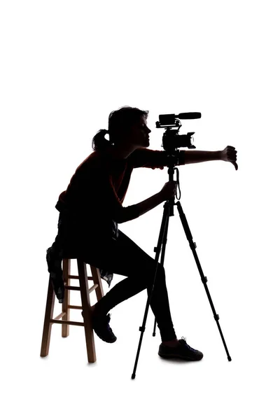 一位女性独立电影制作人 在线内容创作人或配角导演的肖像 带着相机和麦克风拍摄 压力很大 — 图库照片