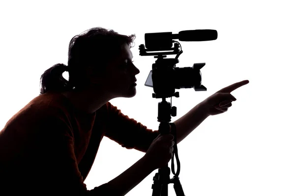 Női Indie Filmes Online Tartalomkészítő Vagy Casting Rendező Sziluettje Kamerával — Stock Fotó