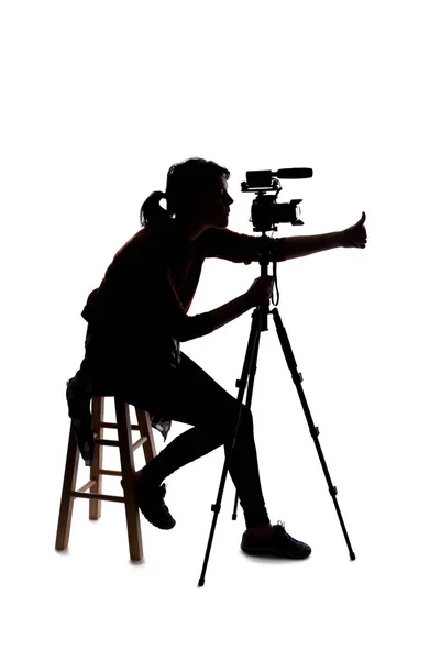 独立电影女制片人 网上内容创作者或配角导演的肖像 带着摄像机和麦克风 背景为白色 — 图库照片