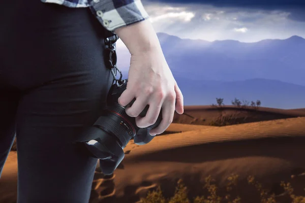 Fotógrafo Profissional Aquarista Viajando Por Uma Paisagem Deserta Segurando Uma — Fotografia de Stock