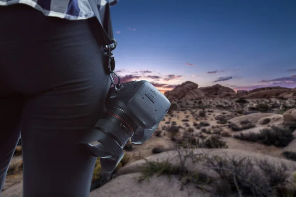 Fotógrafo Profesional Aficionado Que Viaja Través Paisaje Desértico Sostiene Una — Foto de Stock