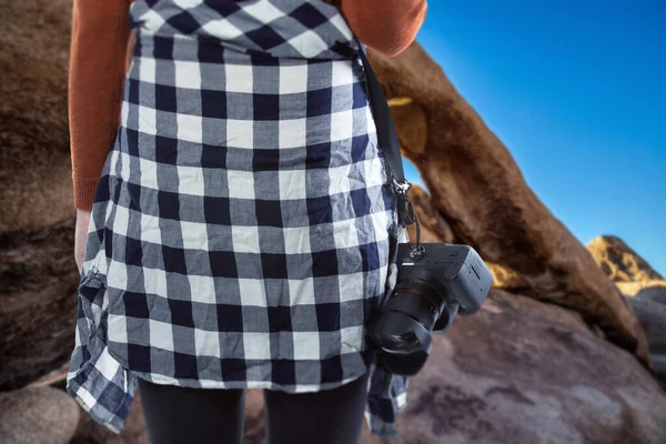 Professionele Fotograaf Hobbyist Die Door Een Woestijnlandschap Reist Een Camera — Stockfoto