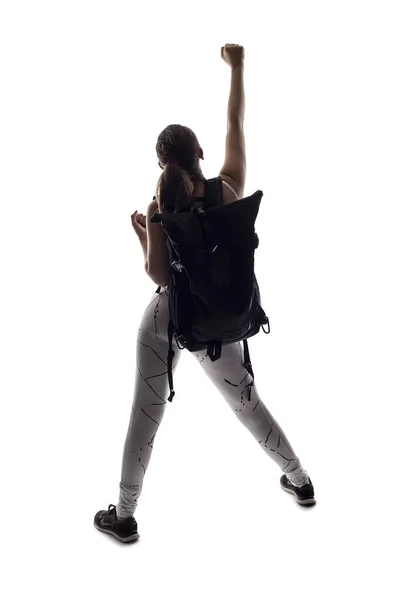 Podświetlona Sylwetka Modelki Udającej Turystkę Białym Tle Plecaku Obraz Przestrzeń — Zdjęcie stockowe