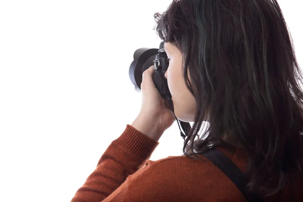 Kadın Fotoğrafçının Beyaz Bir Arkaplanda Izole Edilmiş Bir Kamera Tutarken — Stok fotoğraf