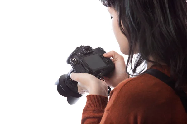 Kadın Fotoğrafçının Beyaz Bir Arkaplanda Izole Edilmiş Bir Kamera Tutarken — Stok fotoğraf