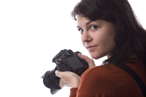 一个女摄影师拿着一个被白色背景隔离的相机拍摄复合材料的侧视图 这个模型是用来面对风景或复制空间的 — 图库照片