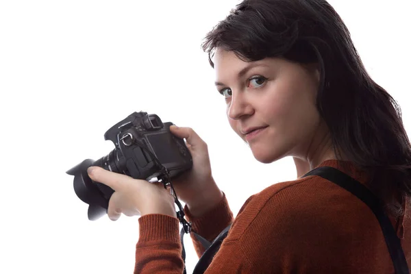 Vista Lateral Uma Fotógrafa Segurando Uma Câmera Isolada Fundo Branco — Fotografia de Stock
