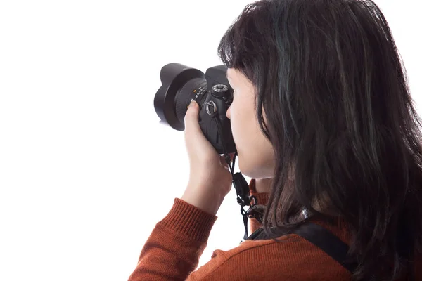 Kadın Fotoğrafçının Beyaz Bir Arkaplanda Izole Edilmiş Bir Kamera Tutarken — Stok fotoğraf