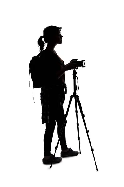 Kadın Fotoğrafçının Arka Işıklandırılmış Silueti Yürüyüş Yapıyor Beyaz Bir Arkaplanda — Stok fotoğraf