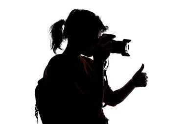 Bir fotoğrafçının silueti ve beyaz arka planda bir kamera birleşim için izole edilmiş. Başparmak hareketi ile poz veriyor.