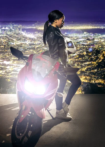 美しいサンフランシスコの街並みの景色の上にオートバイで夜の道路に革のジャケットとヘルメットを身に着けているスポーティ女性オートバイやバイカー — ストック写真