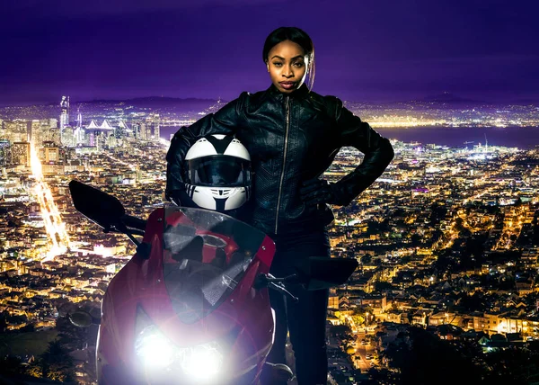 Motosikletli Deri Ceketli Kasklı Gece Yolda Motosikletli San Francisco Manzaralı Stok Resim