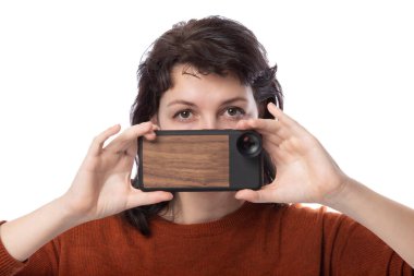 Kadın turist ya da fotoğrafçı hobi olarak cep telefonuyla mobil fotoğraf çekiyor. Kamera telefonu geleneksel bir DSR 'dan daha küçük ve hafiftir.