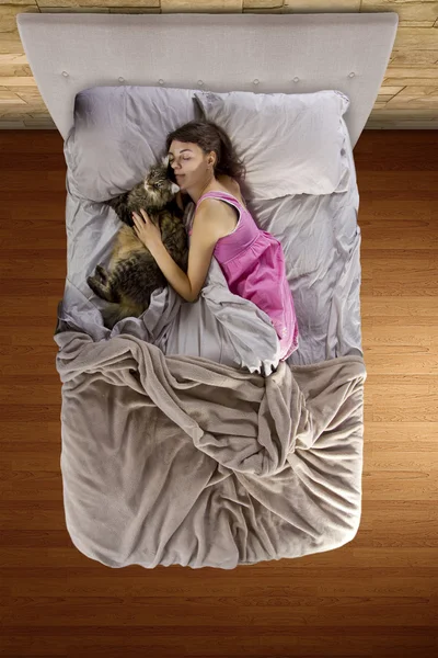 Young teenager sleeping with a pet cat — Stock Photo, Image