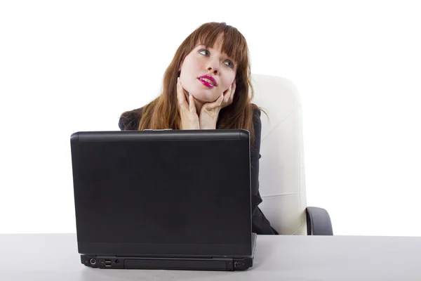 Geschäftsfrau, die während ihrer Arbeit denkt oder nachdenkt — Stockfoto