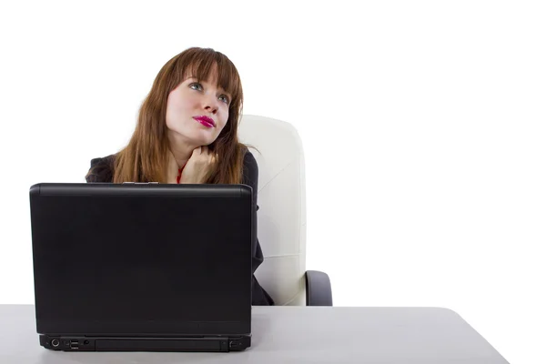 Geschäftsfrau, die während ihrer Arbeit denkt oder nachdenkt — Stockfoto