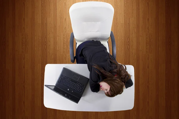Jovem empresária sonolenta no trabalho — Fotografia de Stock